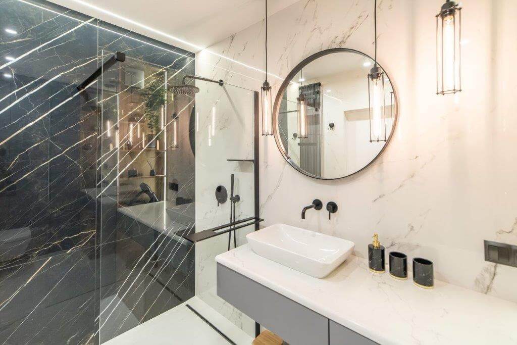 Prysznic i duże lustro w łazience w apartamencie Porto w Nadmorskie Tarasy
